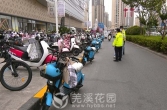 城管部门强化共享电动车乱停放整治